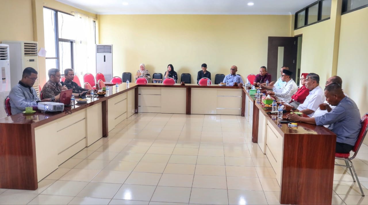 Komisi 1 Dewan Perwakilan Rakyat Daerah (DPRD) Provinsi Gorontalo melakukan kunjungan ke kantor Dinas Kepegawaian Daerah Provinsi Gorontalo (dok.Winnet.id)/Hibata.id