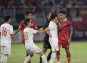 Perseteruan antara pemain Timnas Indonesia U-20 vs Vietnam U-20 di Stadion Gelora Bung Tomo, Surabaya, Minggu (18/09/2022) malam WIB. (c) Bola.net/Ikhwan Yanuar/Hibata.id