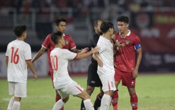 Perseteruan antara pemain Timnas Indonesia U-20 vs Vietnam U-20 di Stadion Gelora Bung Tomo, Surabaya, Minggu (18/09/2022) malam WIB. (c) Bola.net/Ikhwan Yanuar/Hibata.id
