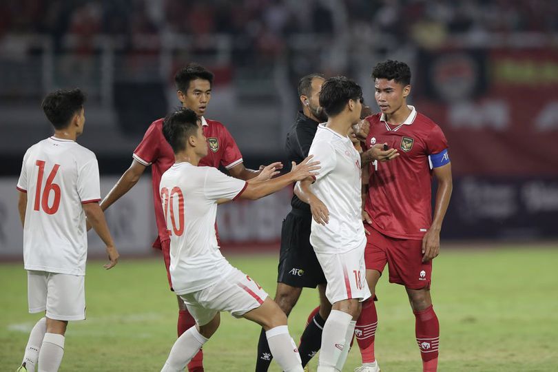 Perseteruan antara pemain Timnas Indonesia U-20 vs Vietnam U-20 di Stadion Gelora Bung Tomo, Surabaya, Minggu (18/09/2022) malam WIB. (c) Bola.net/Ikhwan Yanuar/Hibata.id