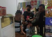 Polisi saat mendapati salah satu warung wilayah Ulapato B menjual miras jenis Cap Tikus. (Foto: Humas Polsek Telaga Biru)