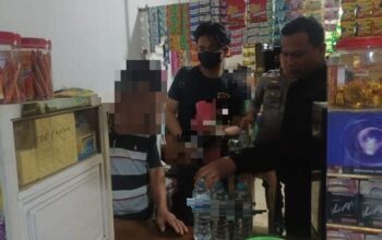 Polisi saat mendapati salah satu warung wilayah Ulapato B menjual miras jenis Cap Tikus. (Foto: Humas Polsek Telaga Biru)