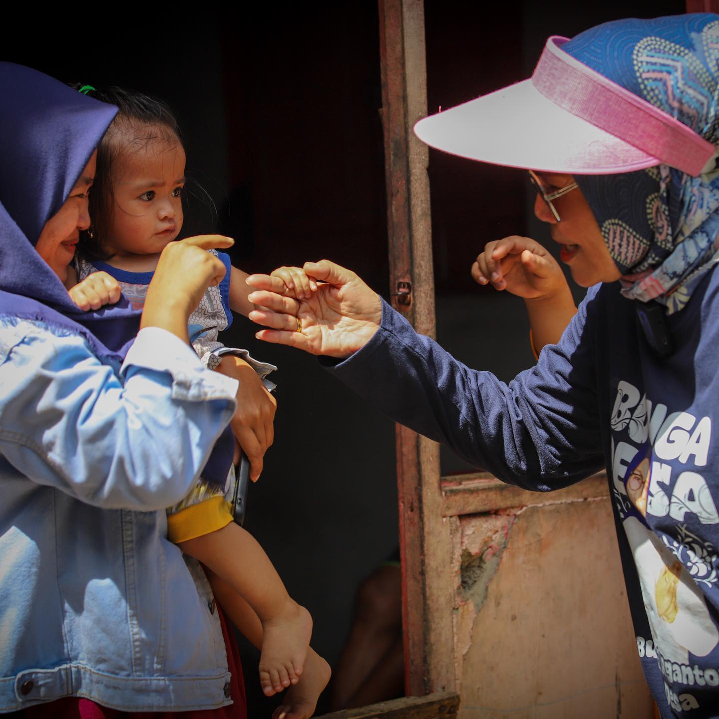 Bupati Bonebol, Merlan S.Uloli saat menyapa warga desa/Hibata.id/Prokopim