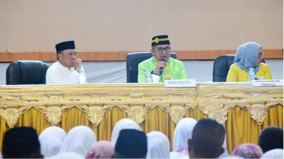 Wali Kota Gorontalo, Marten Taha saat memberikan sambutan di kegiatan manasik haji reguler 1445 Kamis (2/5/2024). (Foto: Humas Pemkot Gorontalo)