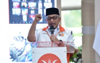 Presiden PKS Ahmad Syaikhu di aula DPTP PKS, Jakarta, Minggu (7/4/2024). (DokLiputan6/Hibata.id)