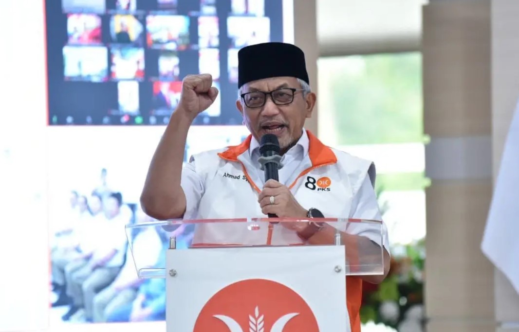 Presiden PKS Ahmad Syaikhu di aula DPTP PKS, Jakarta, Minggu (7/4/2024). (DokLiputan6/Hibata.id)