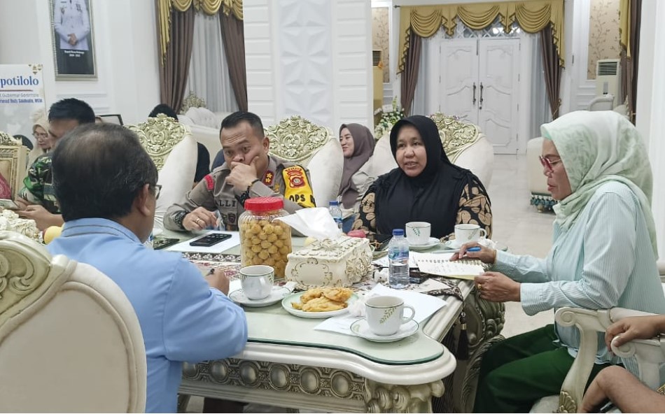 Ketua Komisi Pemilihan Umum (KPU) Kabupaten Bone Bolango (Bonebol), Sutenti Lamuhu, menghadiri rapat bersama Forum Koordinasi Pimpinan Daerah (Forkopimda) dalam rangka persiapan tahapan Pemilihan Kepala Daerah (Pilkada) 2024, Kamis 30 Juni 2024/Hibata.id