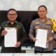 Wali Kota Gorontalo, Marten Taha saat menandatangani naskah perjanjian hibah daerah (NPHD) pengamanan Pilkada tahun 2024. (Foto: Humas Pemkot Gorontalo)
