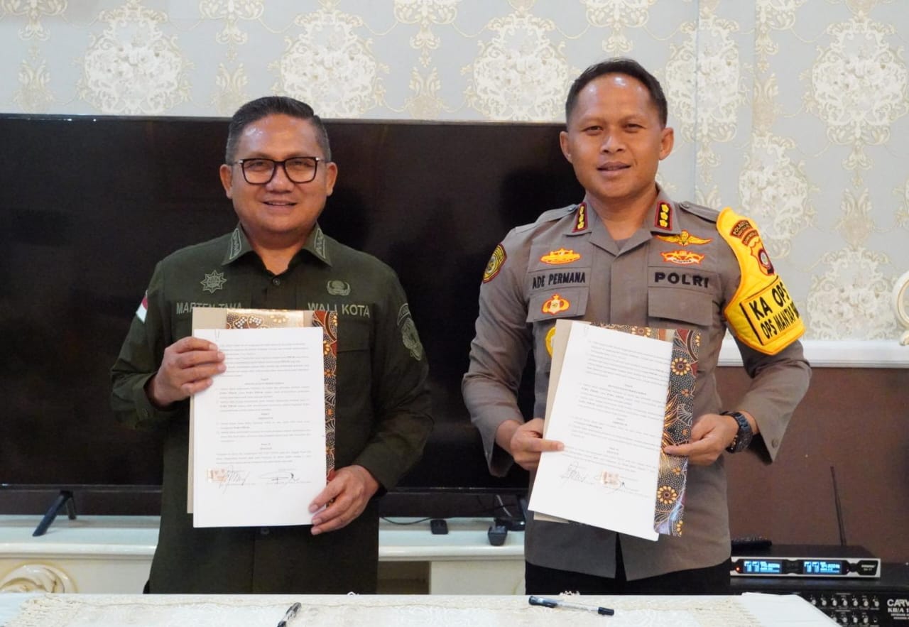 Wali Kota Gorontalo, Marten Taha saat menandatangani naskah perjanjian hibah daerah (NPHD) pengamanan Pilkada tahun 2024. (Foto: Humas Pemkot Gorontalo)