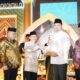   Wakil Wali Kota Gorontalo, Ryan Kono saat menerima piala penghargaan juara umum pada ajang Musabaqah Tilawatil Qur'an (MTQ) tingkat Provinsi Gorontalo. (Foto: Humas Pemkot Gorontalo)