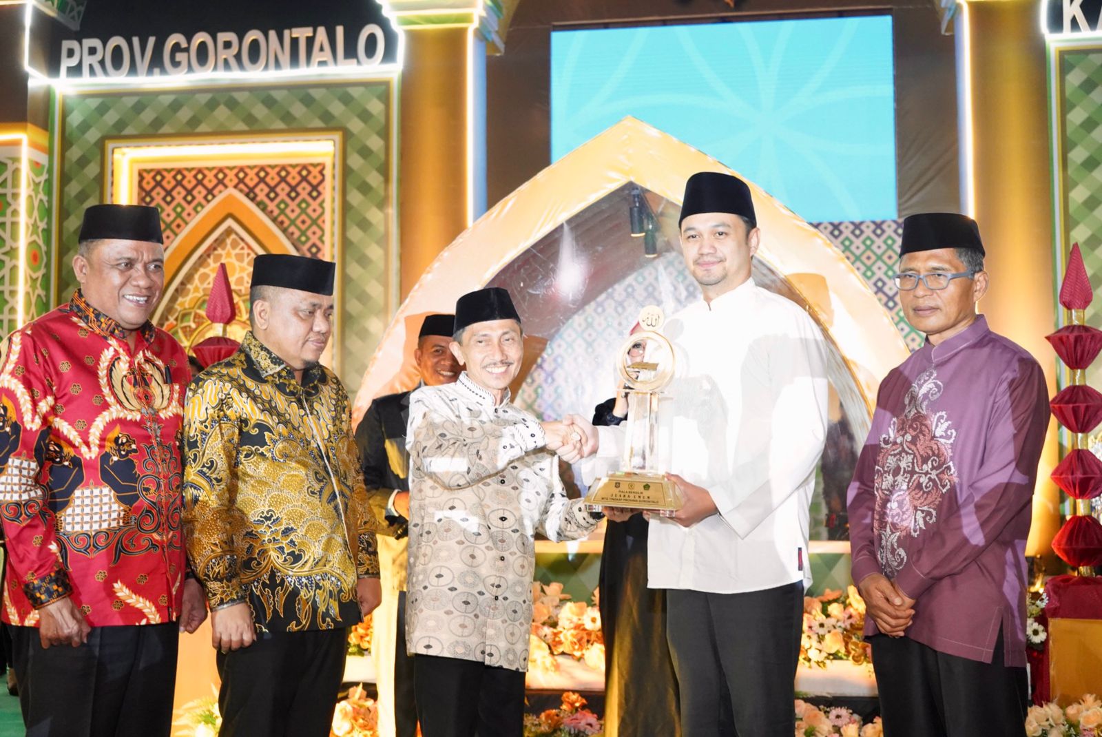   Wakil Wali Kota Gorontalo, Ryan Kono saat menerima piala penghargaan juara umum pada ajang Musabaqah Tilawatil Qur'an (MTQ) tingkat Provinsi Gorontalo. (Foto: Humas Pemkot Gorontalo)