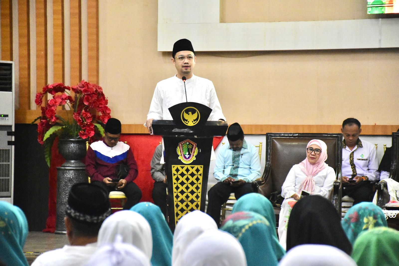 Wakil Wali Kota Gorontalo, Ryan Kono saat memberikan sambutan di kegiatan pelepasan JCH yang dilaksanakan Pemerintah Kota Gorontalo. (Foto: Humas Pemkot Gorontalo)