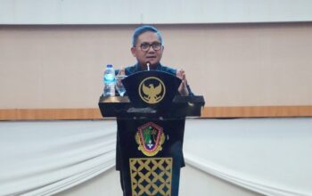 Wali Kota Gorontalo, Marten Taha saat memberikan sambutan di kegiatan sosialisasi kenaikan Tarif air minum pada Perumdam MT Kota Gorontalo. (Foto: Humas Pemkot Gorontalo)