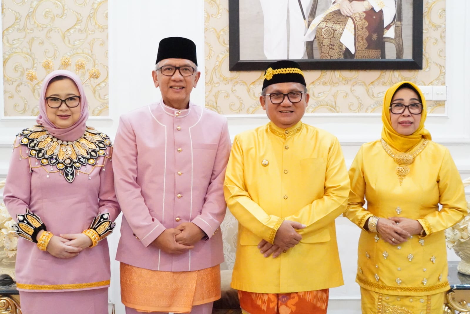 Wali Kota Gorontalo Marten Taha saat berfoto bersama dengan Penjabat Gubernur Gorontalo, Mohammad Rudy Salahuddin. (Foto: Humas Pemkot Gorontalo)