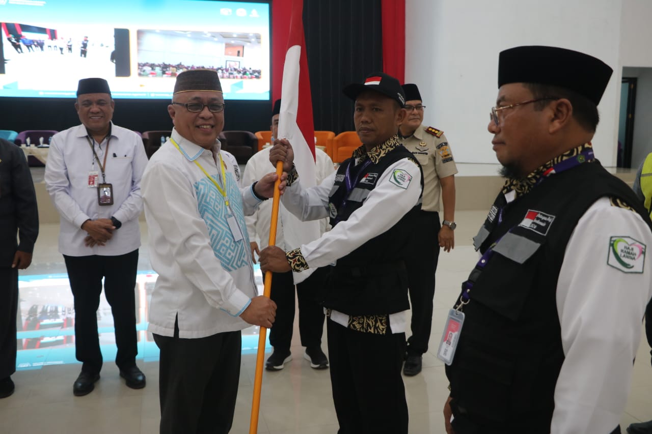 Wakil Ketua II Dewan Perwakilan Rakyat Daerah (DPRD) Provinsi Gorontalo, Sofyan Puhi, secara resmi melepas keberangkatan jamaah calon haji kloter 12/Hibata.id