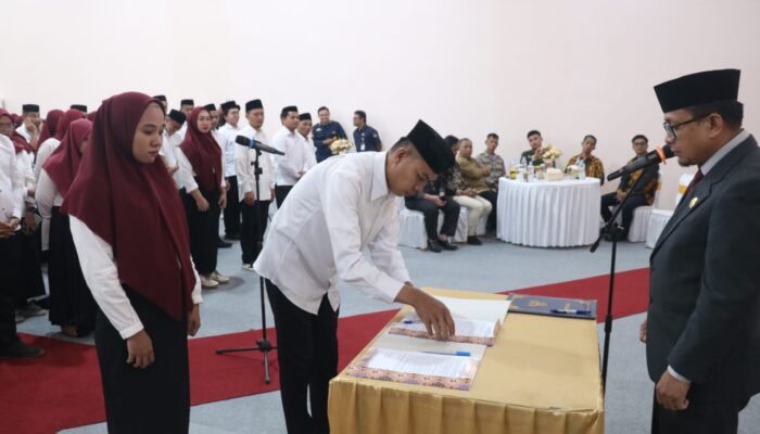 Ketua KPU Gorontalo Utara saat melantik anggota PPS/Hibata.id