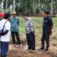 Anggota DPRD Provinsi Gorontalo, Sun Biki saat meninjau jalan rusak di Desa Tilote. Dok.istimewa/Hibata.id