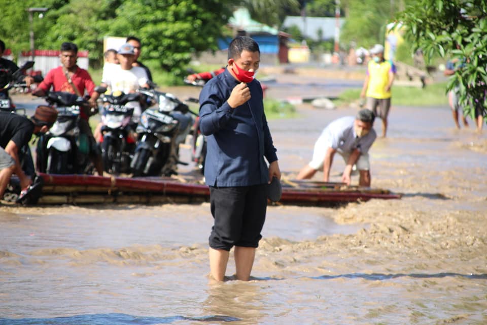 Yuriko Kamaru saat meninjau lokasi banjir di kecamatan Suwawa/Hibata.id