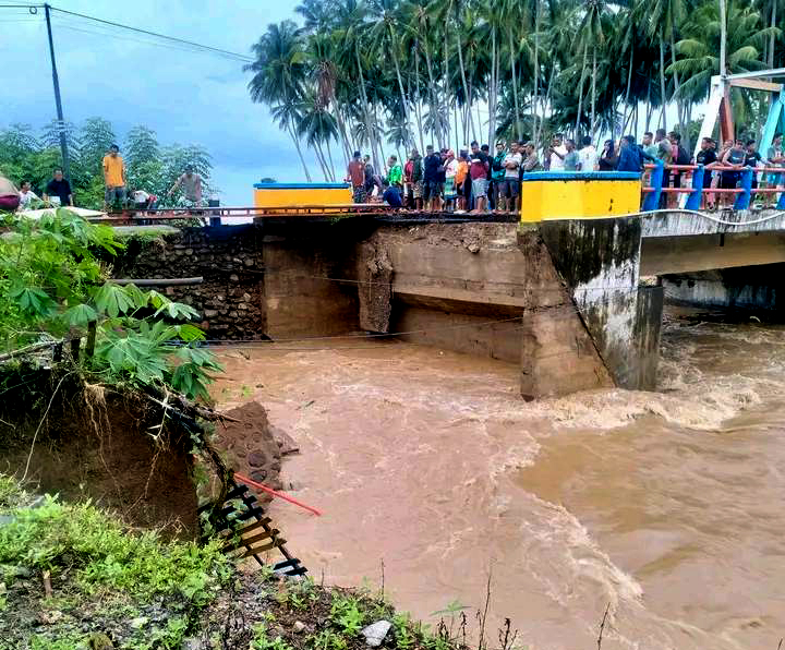 Kondisi jalan Trans Sulawesi yang menghubungkan antara Gorontalo-Sulut putus total diterjang banjir/Hibata.id