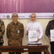 Bupati Bone Bolango Merlan Uloli yang didampingi Ketua DPRD saat menerima WTP/Hibata.id