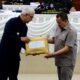 Pj Gubernur Gorontalo Rudy Salahuddin (kiri) menyerahkan dokumen dua raperda usulan Pemprov Gorontalo kepada Ketua DPRD Provinsi Gorontalo pada rapat paripurna ke-142, Rabu (12/6/2024) Foto: Haris/Hibata.id