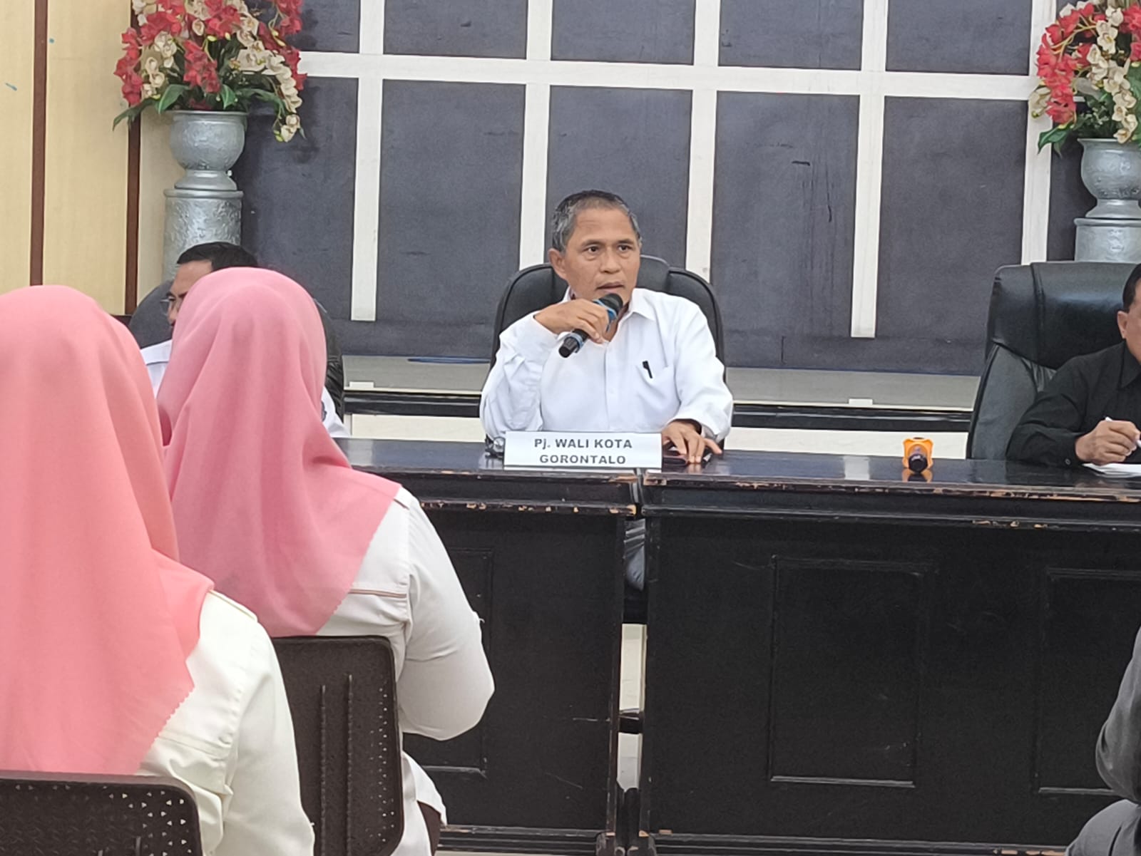 Penjabat (Pj) Wali Kota Gorontalo Ismail Madjid saat memberikan sambutan di Rapat Perdana Bersama Pimpinan OPD. (Foto: Humas Pemkot Gorontalo)