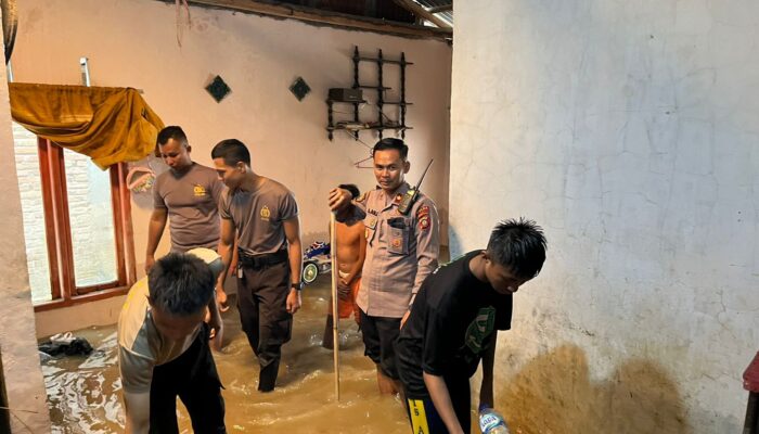 Gerak Cepat Polresta Gorontalo Kota Evakuasi Warga Terdampak Banjir