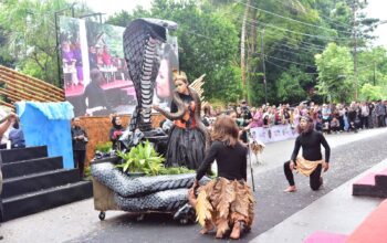 Penampilan Komunitas Pecinta Hewan Gorontalo menjadi salah satu kontingen yang ikut dalam parade Gorontalo Karnaval Karawo (GKK) tahun 2024, yang berlangsung di GOR Nani Wartabone, Kota Gorontalo, Minggu (23/6/2024). Foto – Fadil Diskominfotik/Hibata.id