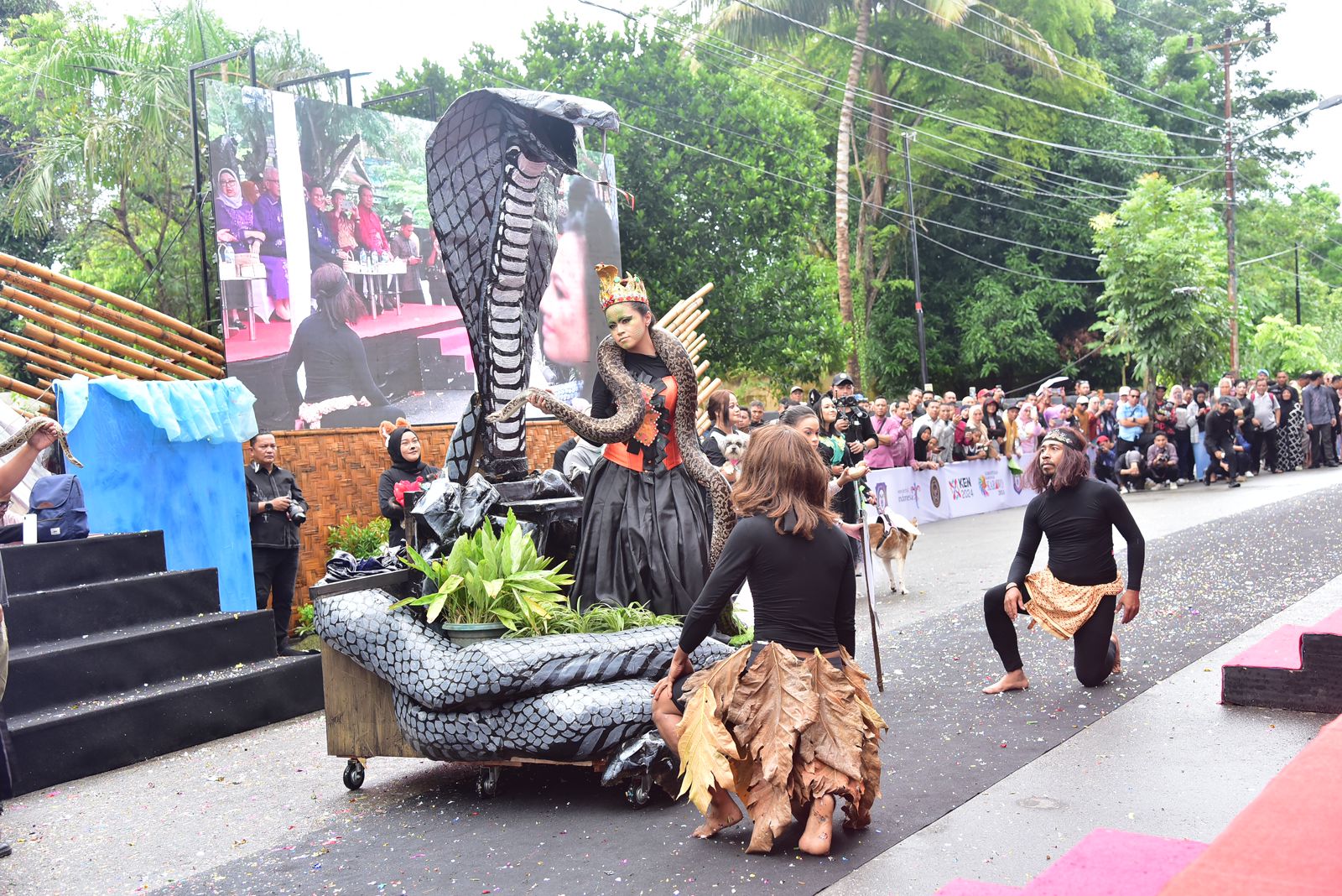 Penampilan Komunitas Pecinta Hewan Gorontalo menjadi salah satu kontingen yang ikut dalam parade Gorontalo Karnaval Karawo (GKK) tahun 2024, yang berlangsung di GOR Nani Wartabone, Kota Gorontalo, Minggu (23/6/2024). Foto – Fadil Diskominfotik/Hibata.id