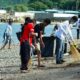 Aksi bersih-bersih pantai di sekitaran destinasi wisata Blue Marlin. (Foto: Humas Pemkot Gorontalo)
