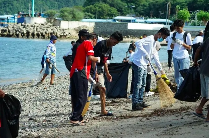 Aksi bersih-bersih pantai di sekitaran destinasi wisata Blue Marlin. (Foto: Humas Pemkot Gorontalo)