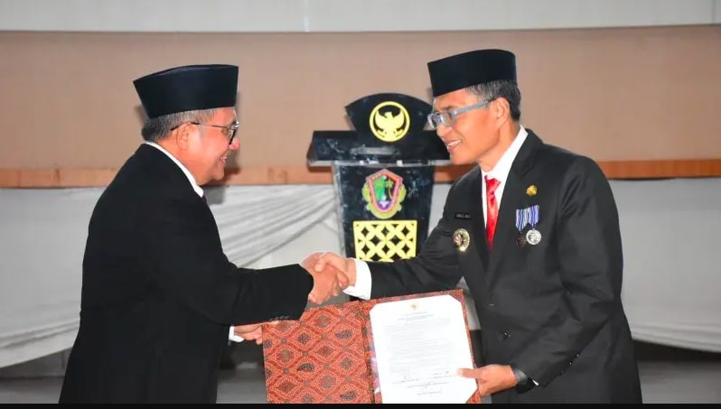 Penjabat PJ Wali Kota Gorontalo, Ismail Madjid saat serah terima jabatan dengan Wali Kota Gorontalo periode 2019-2024 Marten Taha. (Foto: Humas Pemkot Gorontalo)