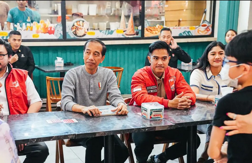 Presiden Joko Widodo kembali bertemu dengan Ketua Umum Partai Solidaritas Indonesia (PSI) Kaesang Pangarep dan kadernya di Deli Serdang, Sumatera Utara. (Ist)/Hibata.id