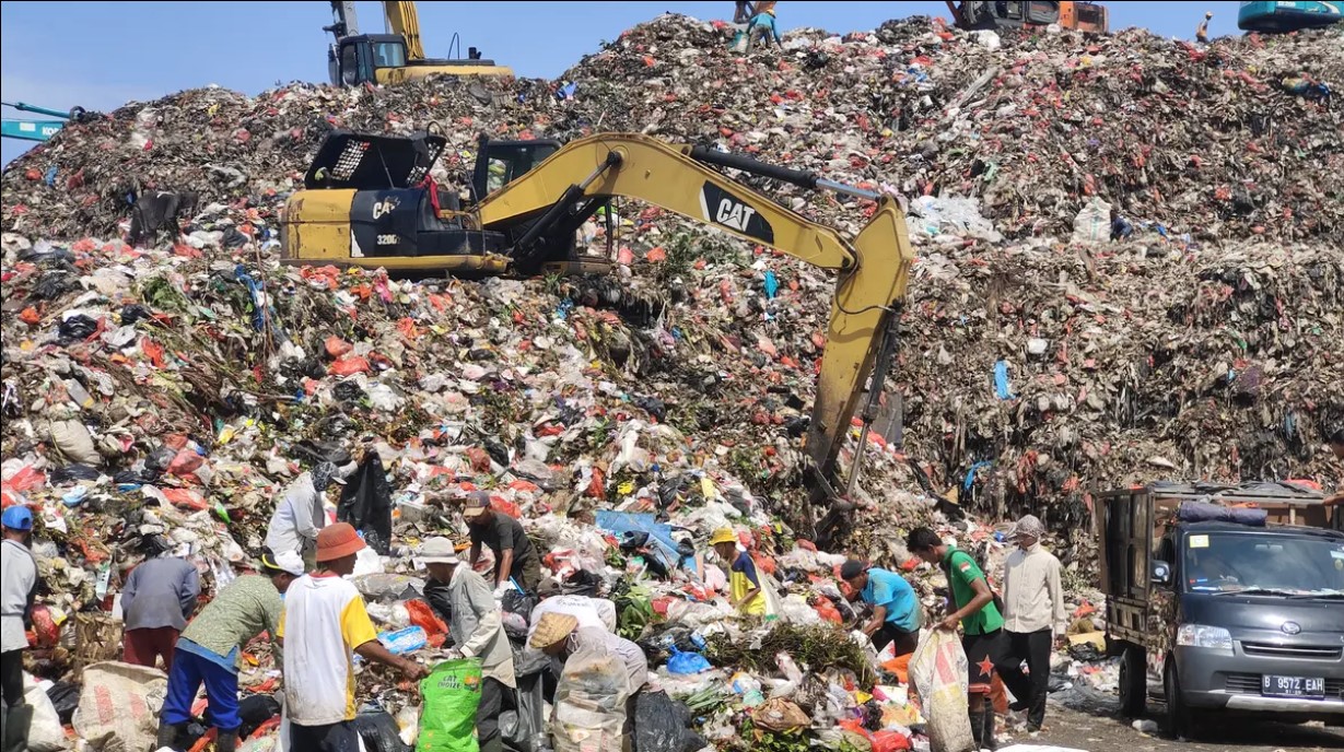 Kondisi sampah yang berada di UPT TPA Cipayung, Depok. (Foto:Dicky Agung Prihanto)/Hibata.id