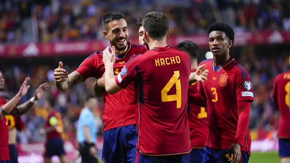 Selebrasi striker Timnas Spanyol, Joselu (kiri) setelah menjebol gawang Norwegia pada laga Grup A kualifikasi Euro 2024 di La Rosaleda Stadium/(AP Photo/Manu Fernandez)/Hibata.id/Euro 2024