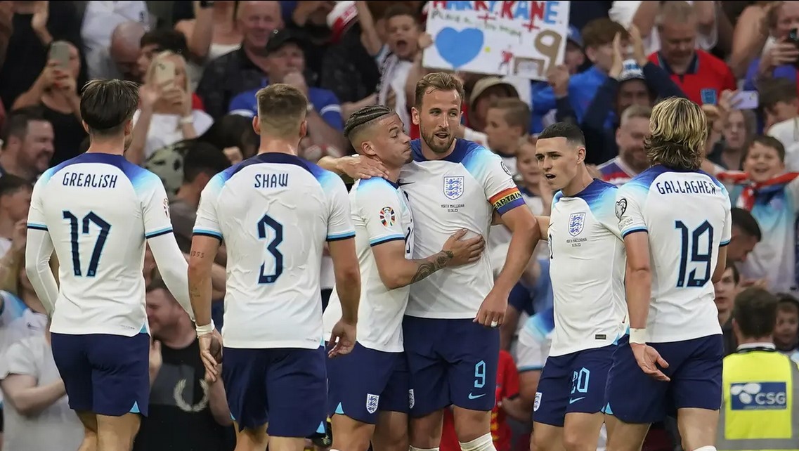 Para pemain Timnas Inggris merayakan gol keenam ke gawang Makedonia Utara yang dicetak Kalvin Phillips (tengah) pada laga Grup C kualifikasi Euro 2024 antara Timnas Inggris menghadapi Makedonia Utara di Old Trafford, Manchester (19/6/2023). (AP Photo/Dave Thompson)