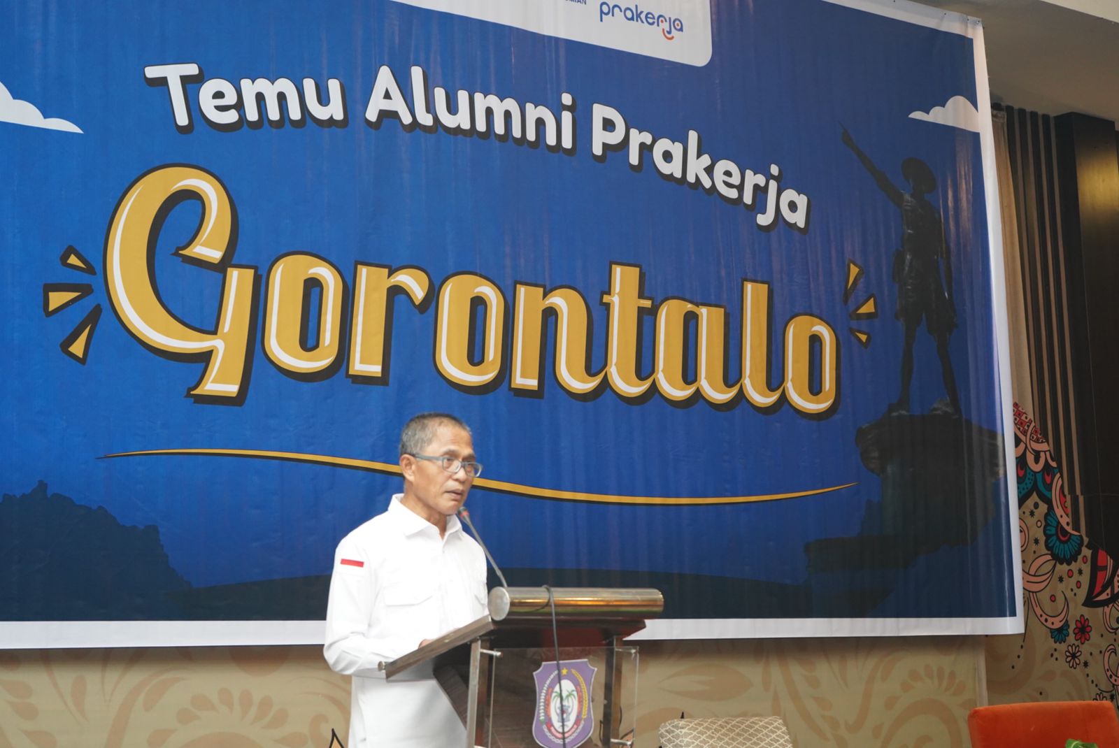 Pelaksana harian (Plh) Wali Kota Gorontalo, Ismail Madjid saat memberikan sambutan di kegiatan temu alumni Prakerja periode 2020-2024 Gorontalo. (Foto: Humas Pemkot Gorontalo)