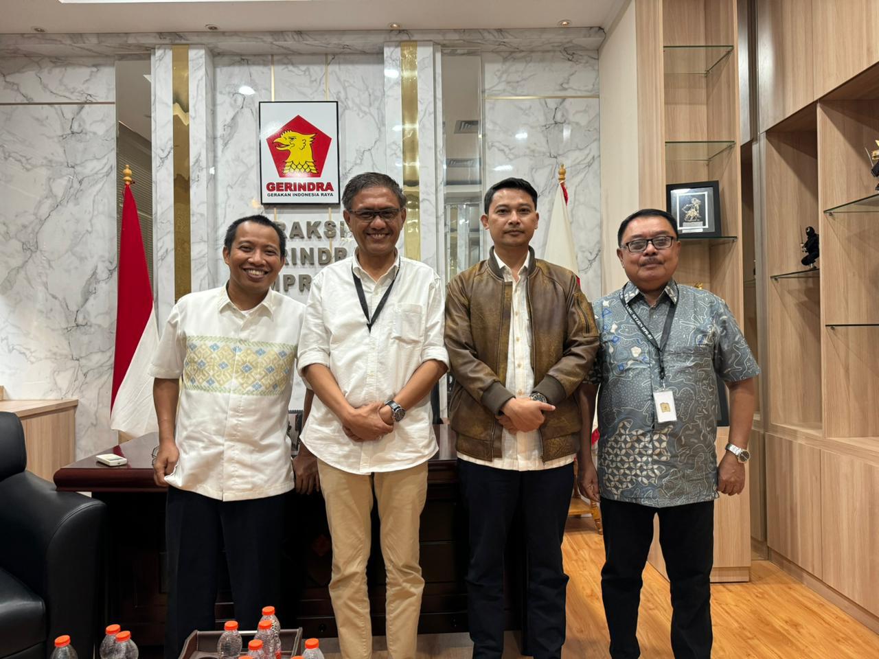 Amran dengan ketua Ketua DPD Partai Gerindra Provinsi Gorontalo Elnino Mohi di salah satu ruangan/Hibata.id
