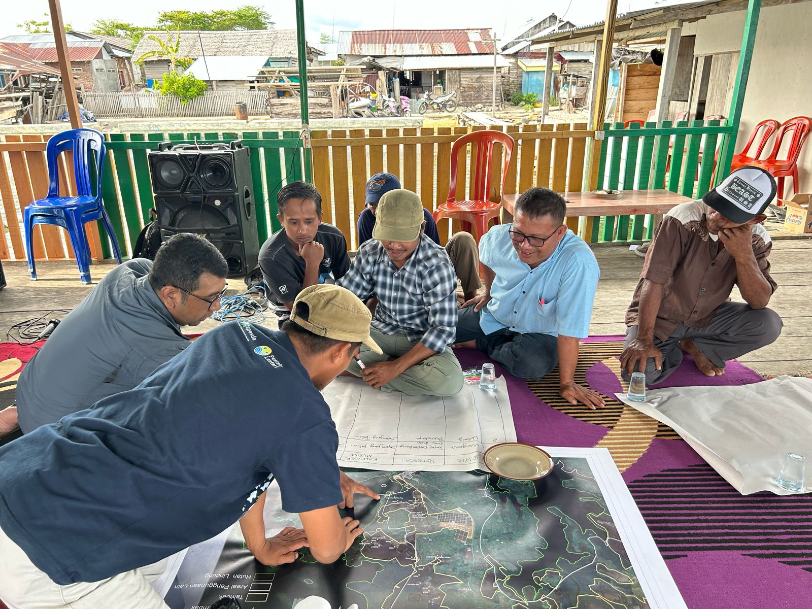 Sejumlah nelayan di Uwedikan berdiskusi tentang rencana pengusulan perhutanan sosial. (Foto: Japesda)