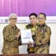 Pelaksana harian (Plh) Wali Kota Gorontalo, Ismail Madjid menerima langsung WTP ke 10 kali. (Foto: Humas Pemkot Gorontalo)