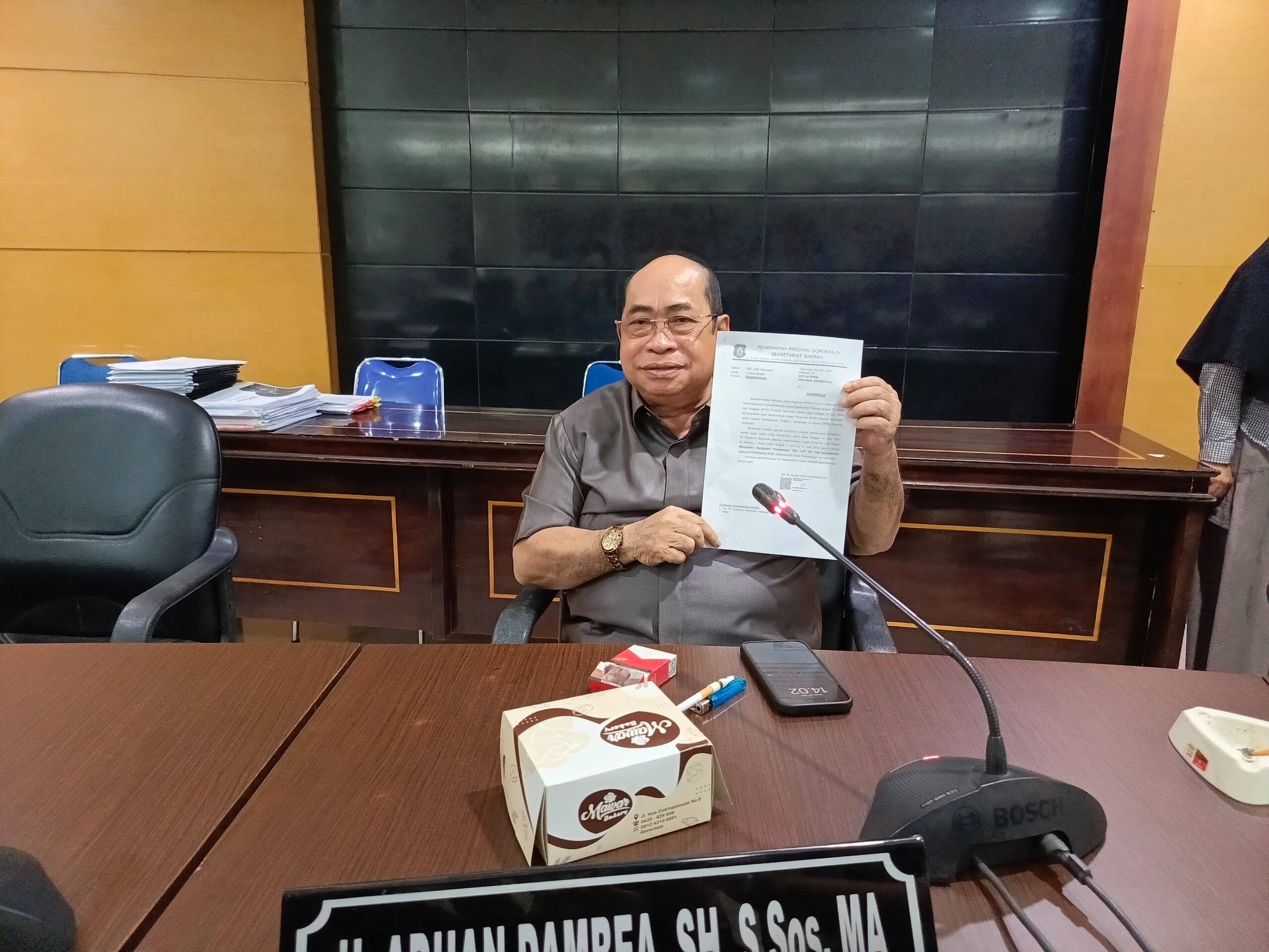 Anggota Komisi I DPRD Provinsi Adhan Dambea saat menunjukan surat dari Pemerintah Provinsi Gorontalo/Hibata.id