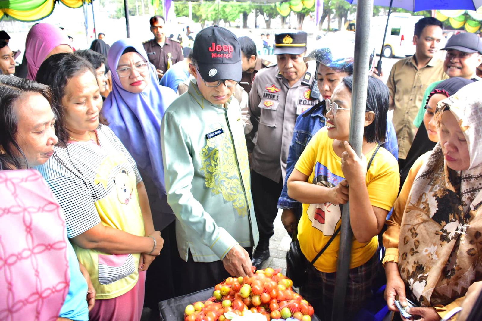 Penjabat (Pj) Wali Kota Gorontalo, Ismail Madjid saat mendatangi lokasi gelar gerakan pangan murah (GPM) di Lapangan Taruna Remaja. (Foto: Humas Pemkot Gorontalo)