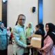 Penjabat (Pj) Wali Kota Gorontalo, Ismail Madjid saat menyerahkan bantuan produk olahan ikan kepada 100 balita yang berisiko stunting di Kota Gorontalo. (Foto: Humas Pemkot Gorontalo)