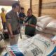 Pjs Kepala Ombudsman Republik Indonesia Perwakilan Provinsi Gorontalo, Wahiyudin Mamonto saat melakukan pengecekan pupuk di gudang patani/Hibata.id
