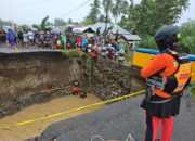 Jalan Monano Bonebol Amblas, 1 Pengendara Hilang Terseret Arus