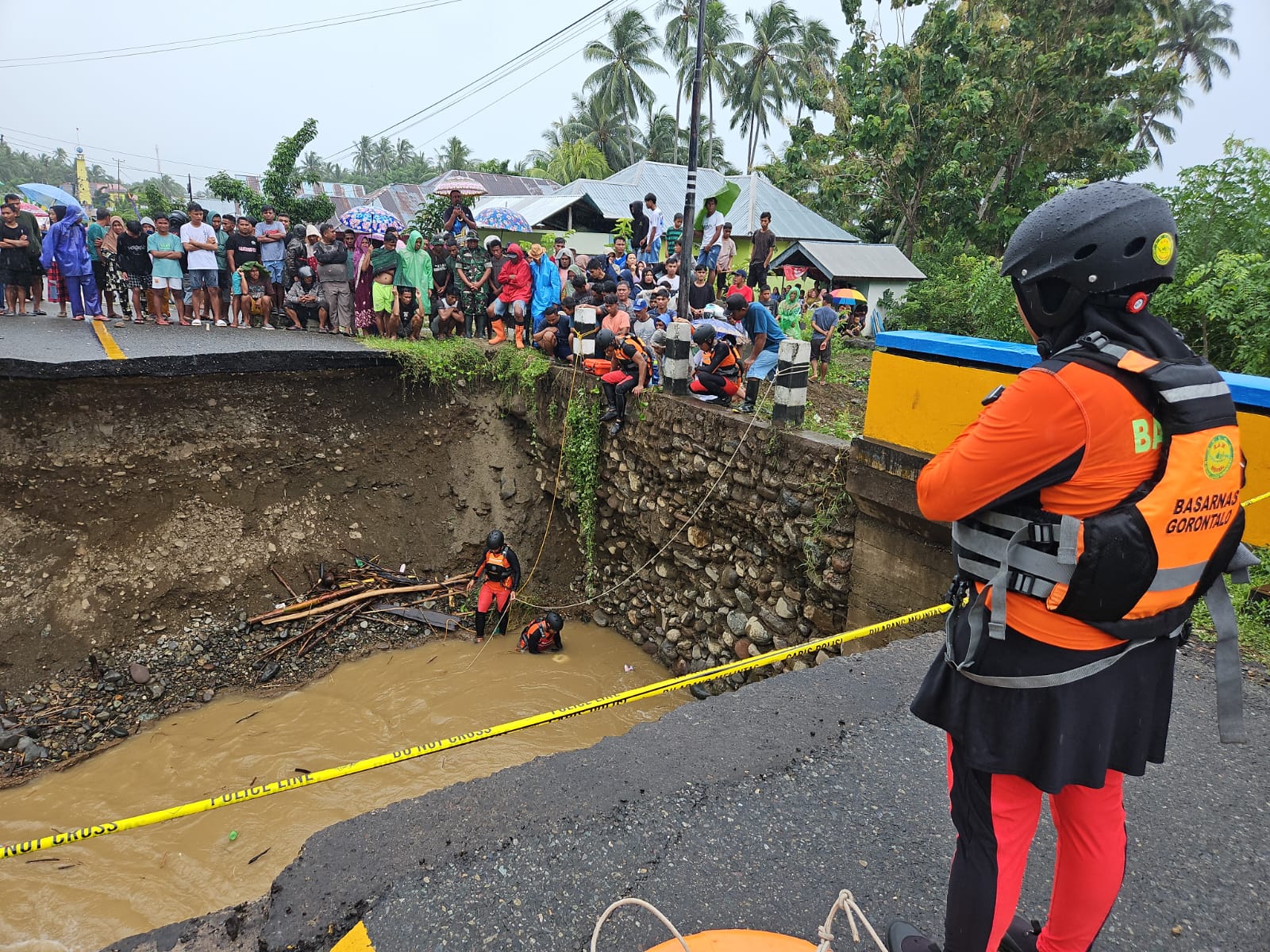 Basarnas Gorontalo yang dibantu warga sekitar masih berusaha melakukan pencarian korban/Hibata.id