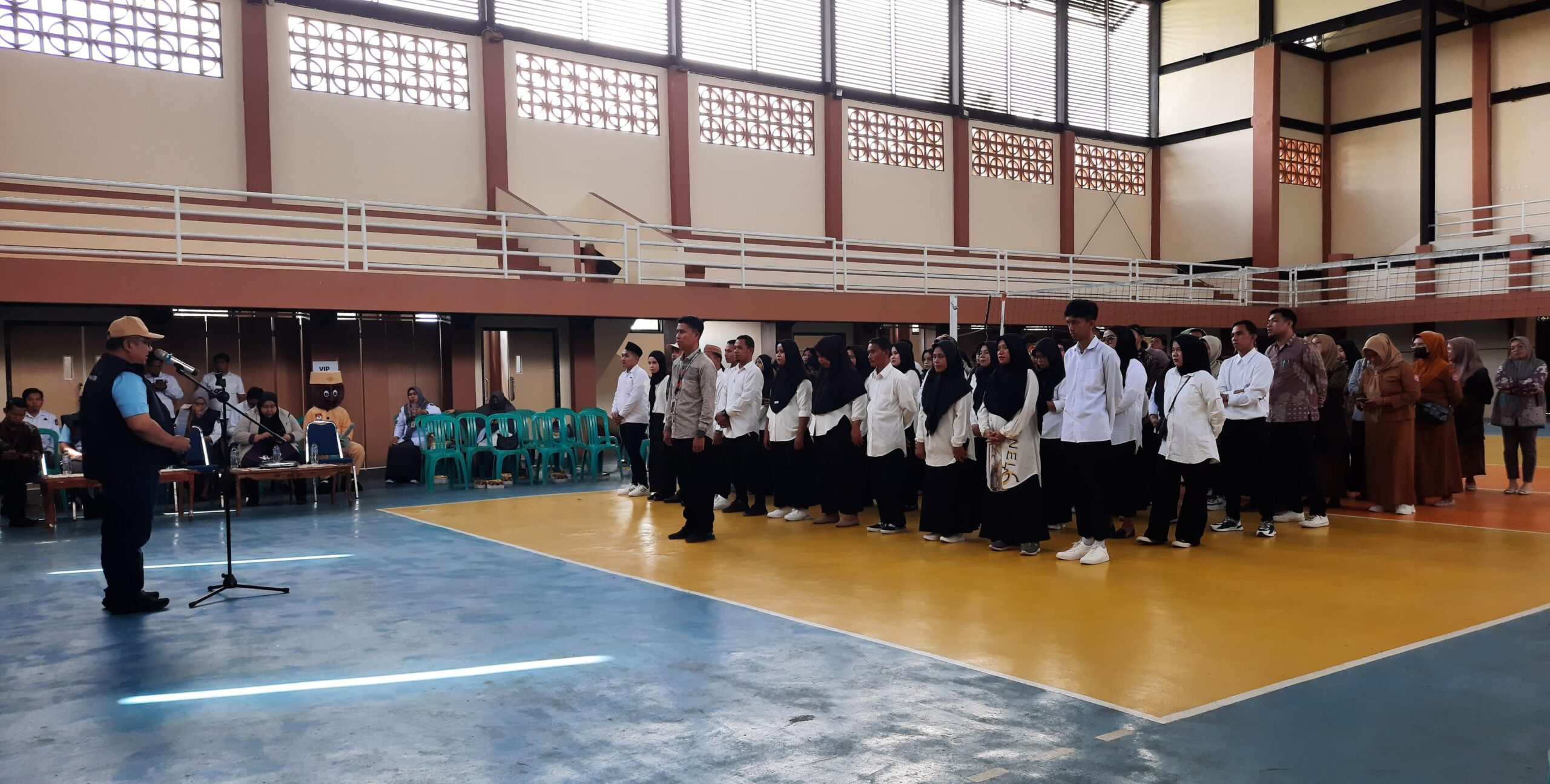 KPU Bone Bolango saat melantik Pantarlih Kecamatan Suwawa di di Aula Gor Boludawa Oginawa pada Senin (24/6/2024). (Foto: Abdulharus/Hibata.id)