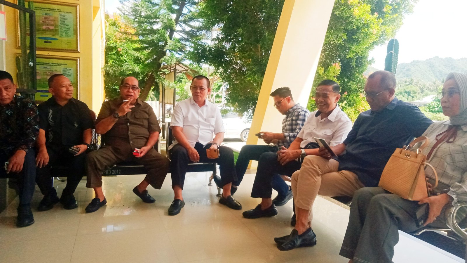 Anggota Komisi I Dewan Perwakilan Rakyat Daerah (DPRD) Provinsi Gorontalo saat duduk di depan Kantor Dinas Pendidikan Provinsi Gorontalo. (Foto: Abdulharis/Hibata.id)