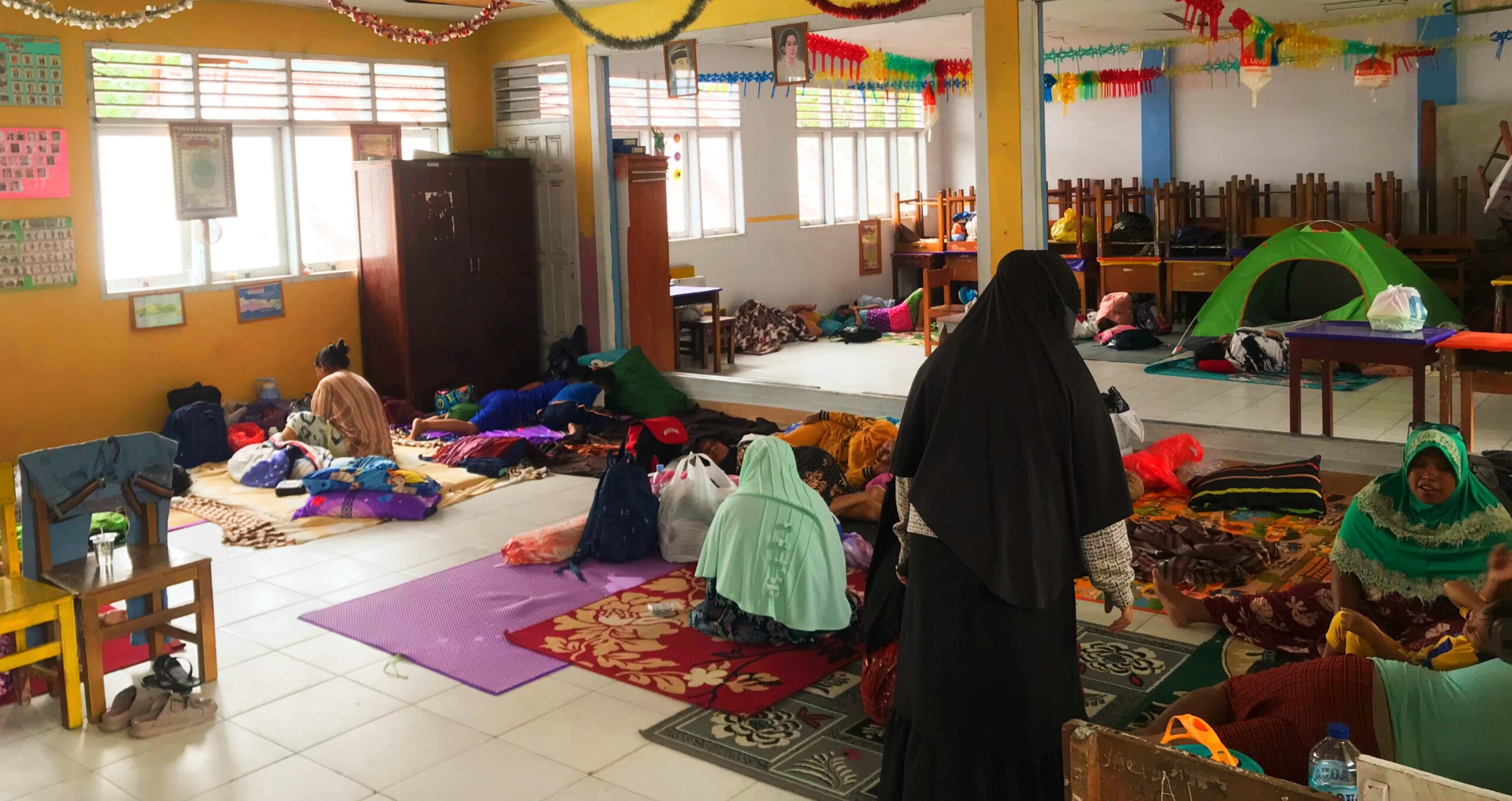 Sejumlah warga sedang mengungsi di salah satu sekolah. (Foto: Abdulharis Kuna/Hibata.id)