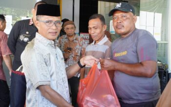 Pejabat (Pj) Wali Kota Gorontalo, Ismail Madjid saat membagikan bantuan bahan pangan kepada P3KE. (Foto: Humas Pemkot Gorontalo)